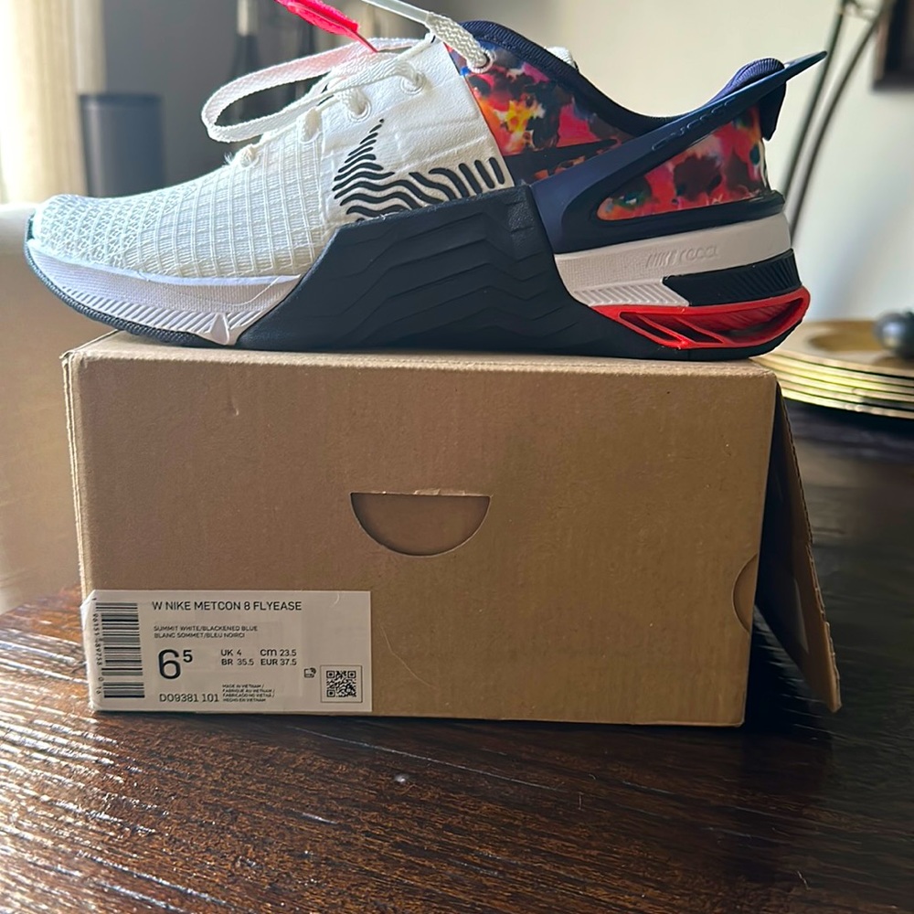 Brand new women's Nike Metcon 8 Flyease
